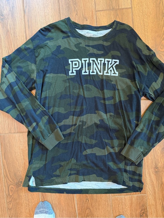 PINK Victoria's Secret Tops - PINK Victoria's Secret Green Camo Long-Sleeve Tee / women’s large